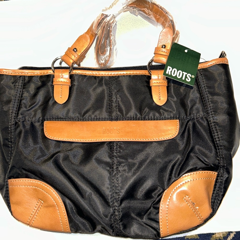 *BRAND NEW* Roots Nylon tote bag with zippers (black and brown accent)